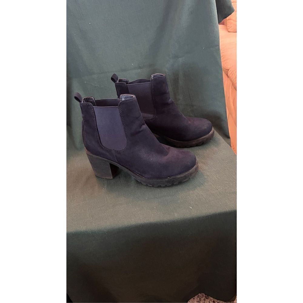 Cayla Womens Faux Suede Round Toe Chunky Heeled Chelsea Boots Dark Blue Size 40